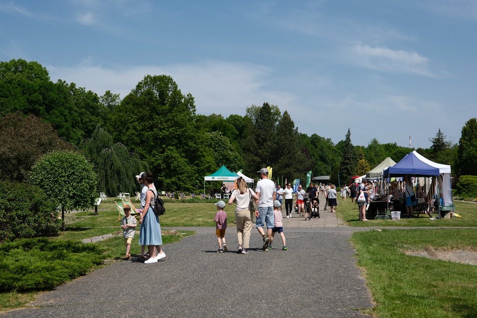 Ogród Botaniczny w Łodzi tętni życiem! Niedzielne tańce, koncerty, kiermasz i więcej