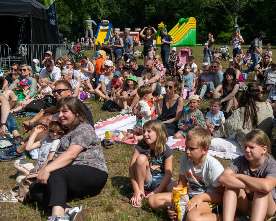 ludzie bawiący się w Łodzi