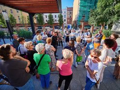 grupa osób spacerująca po Łodzi