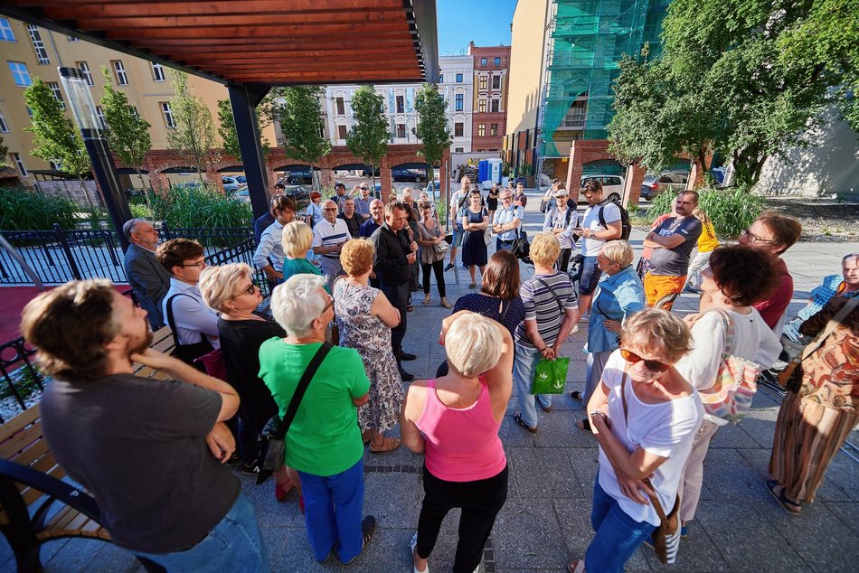 grupa osób spacerująca po Łodzi