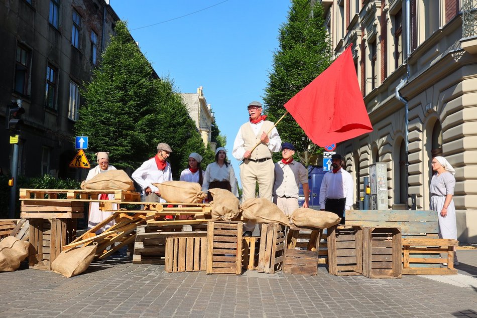 Marsz robotników podczas festiwalu REwolucja w Łodzi. Inscenizacja aktorów Teatru Chorea