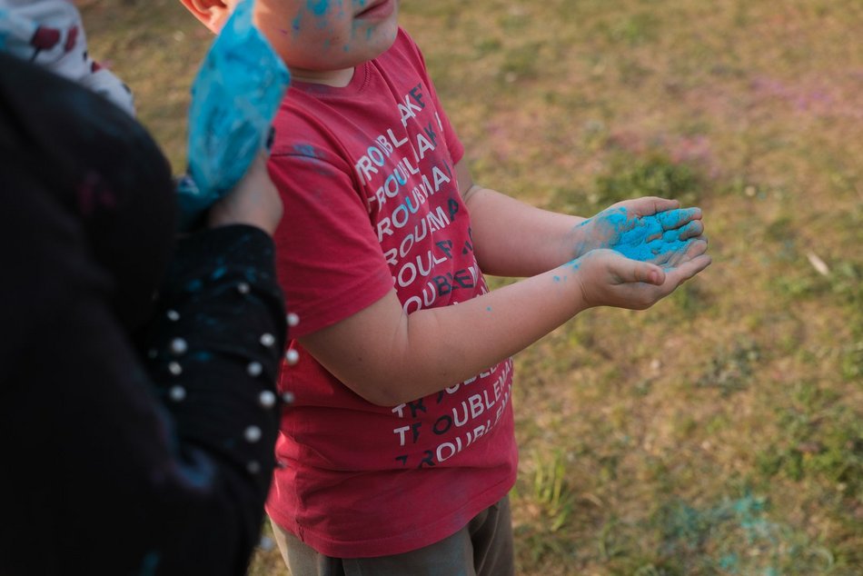 Łódź. Festiwal kolorów na Stawach Jana w Łodzi. Tłumy wzięły udział w bitwie na kolorowy proszek!