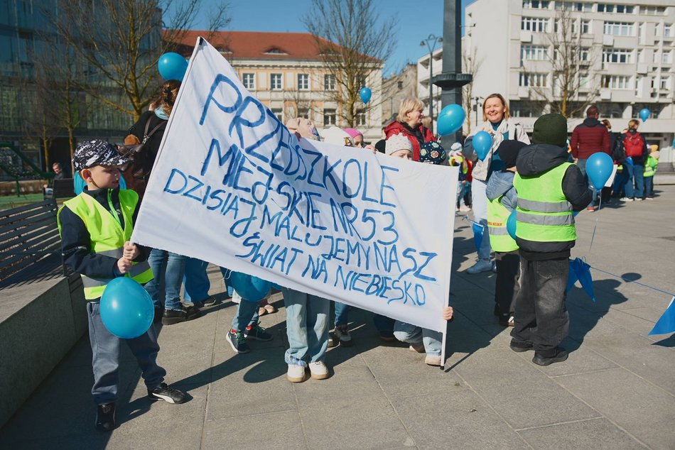 Łódź. Światowy Dzień Autyzmu. Przedszkolaki przemaszerowały Piotrkowską!