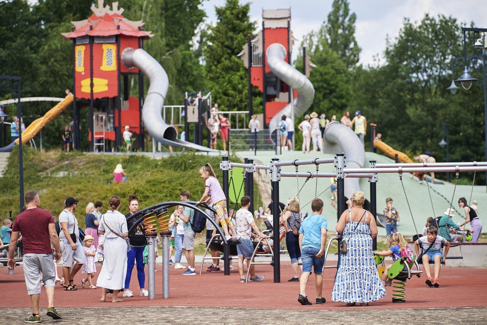 Łódź. Plac zabaw w parku na Zdrowiu w Łodzi