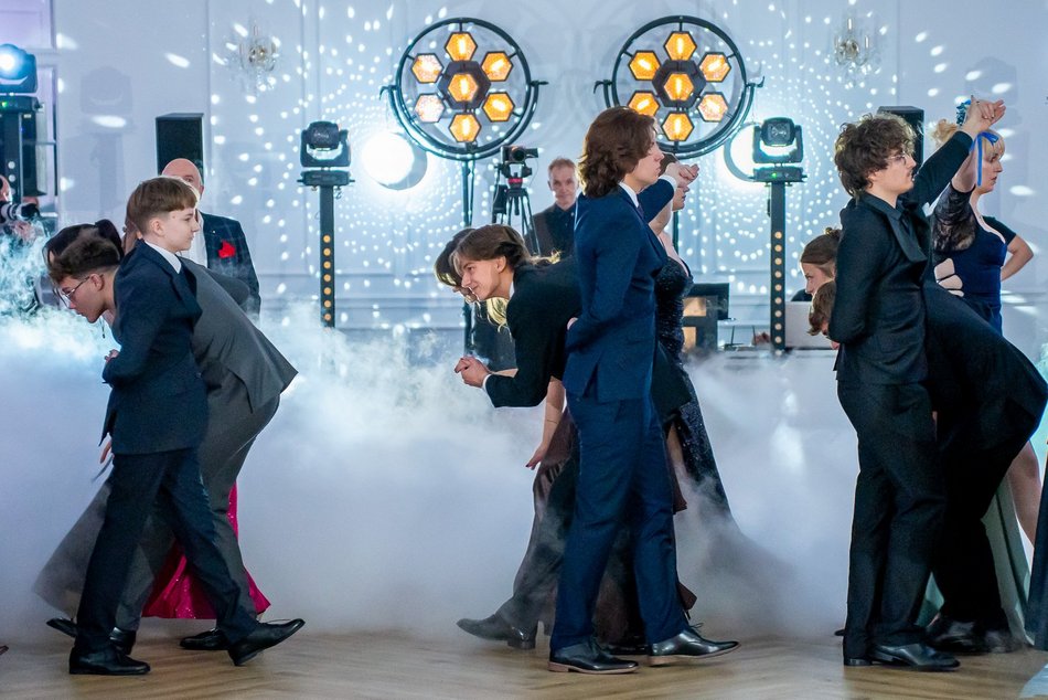 Łódź. Studniówka IV LO w Łodzi. Kreacje, które zapierały dech i radość na twarzach młodzieży