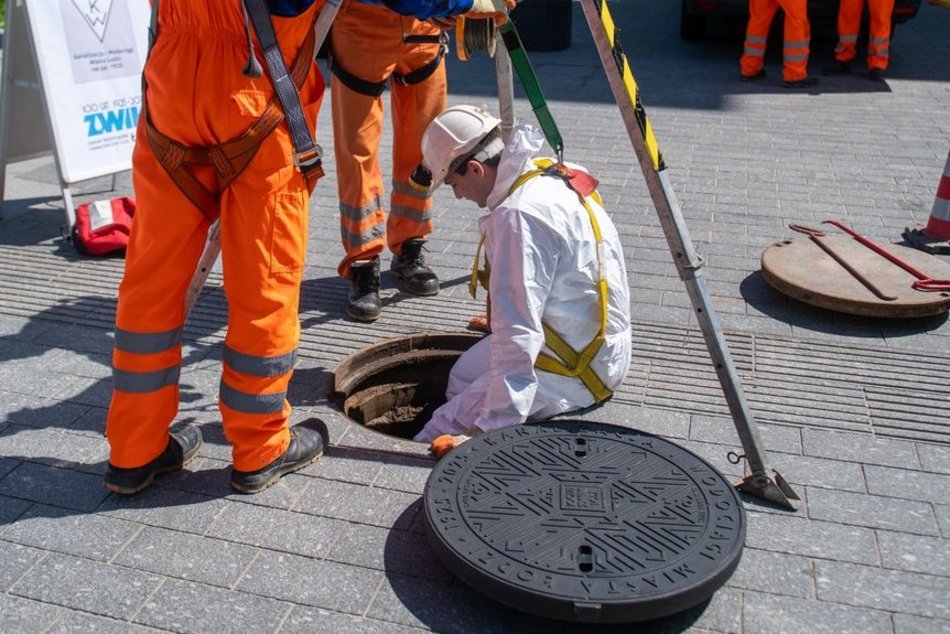 ZWiK Łódź wymienia włazy na placu Wolności. Jubileuszowe pokrywy już widoczne!