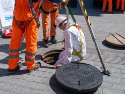 ZWiK Łódź wymienia włazy na placu Wolności. Jubileuszowe pokrywy już widoczne!