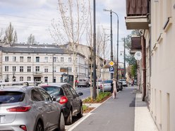 Łódź. Żeromskiego w Łodzi po remoncie. Chodniki bez aut, nowe parkingi i dużo zieleni