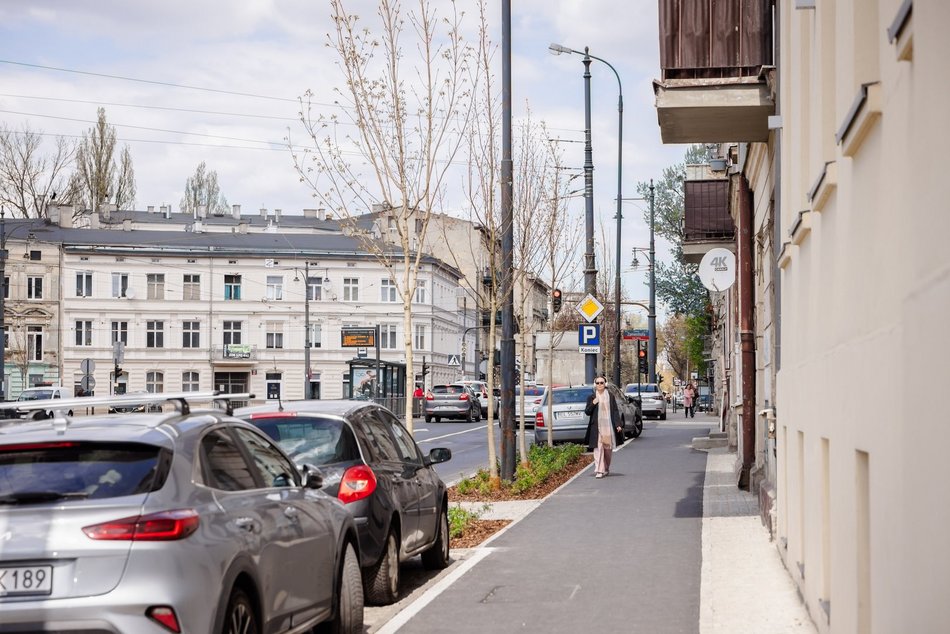 Łódź. Żeromskiego w Łodzi po remoncie. Chodniki bez aut, nowe parkingi i dużo zieleni
