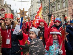 Orszak Trzech Króli w Łodzi. Tłumy łodzian świętowały w kolorowym pochodzie [ZDJĘCIA]