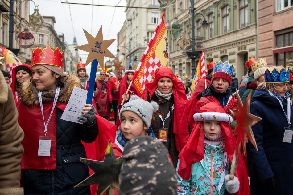 Orszak Trzech Króli w Łodzi. Tłumy łodzian świętowały w kolorowym pochodzie [ZDJĘCIA]