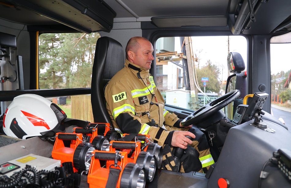 OSP Łagiewniki z nowym wozem strażackim i drogą prowadzącą do jednostki