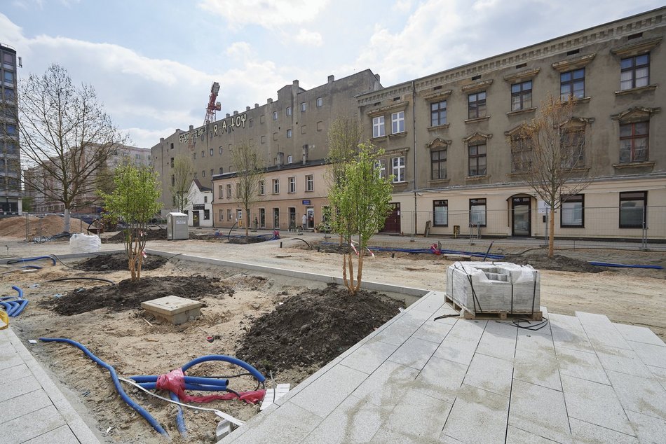 Pasaż Schillera w remoncie. Pierwsze drzewa już zasadzone! [ZDJĘCIA]