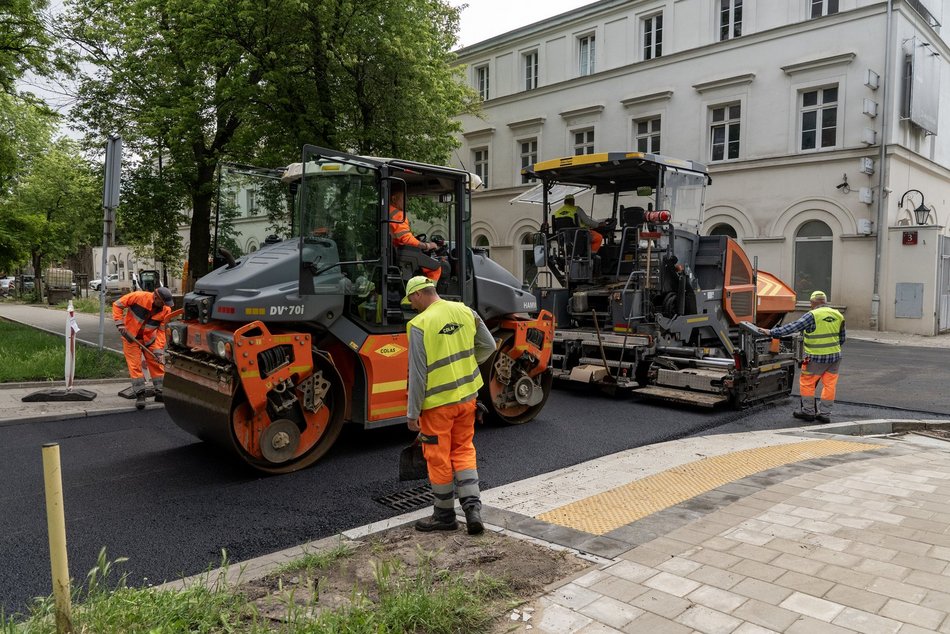 Remont Brzeźnej dobiega końca. Wylali już nowy asfalt