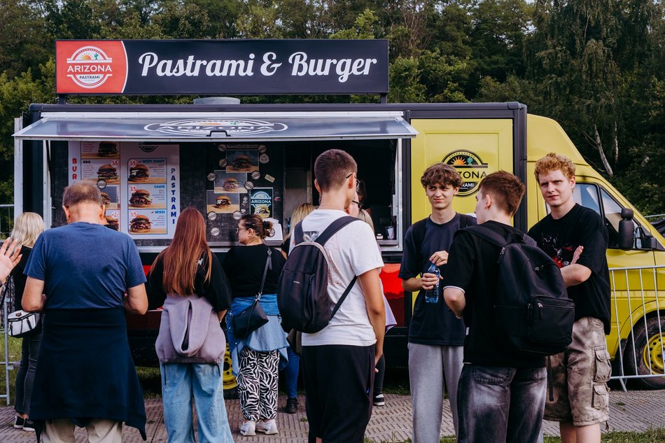 Strefa gastro na Łódź Summer Festival 2025. Sprawdź, co zjesz w food truckach!