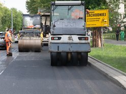 Układanie asfaltu na ul. Zachodniej