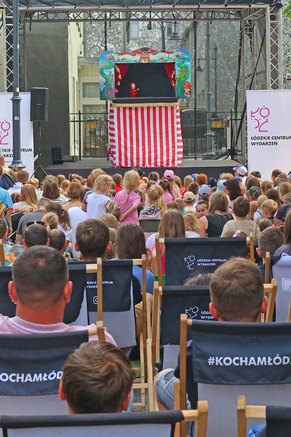 Łódź. Baśniowa Piotrkowska w Łodzi. Teatr Barnaby zachwycił najmłodszych widzów