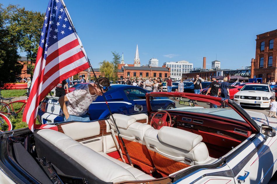 Łódź. Zlot amerykańskich samochodów w Łodzi. Prawdziwe perły motoryzacji