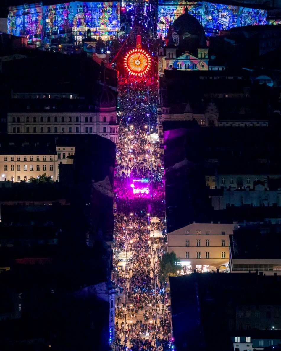 Łódź. Miliony świateł na Piotrkowskiej! Light Move Festival 2025 Łódź z lotu ptaka