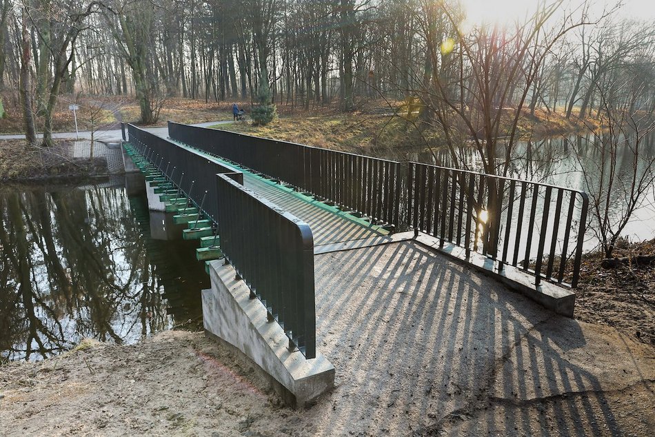 Łódź. Nowa kładka w parku Julianowskim