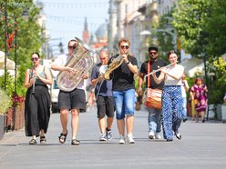 Orkiestra na ul. Piotrkowskiej z okazji 601. Urodzin Łodzi