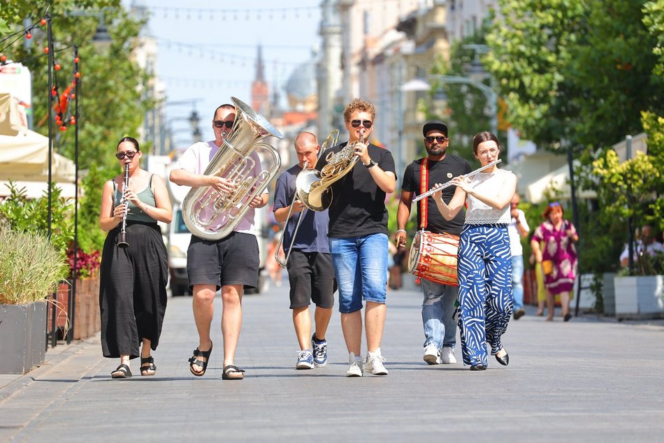 Orkiestra na ul. Piotrkowskiej z okazji 601. Urodzin Łodzi