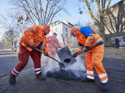 naprawianie ubytków w ulicy