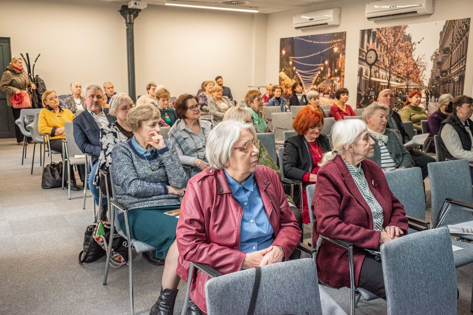 Seniorzy na wykładzie