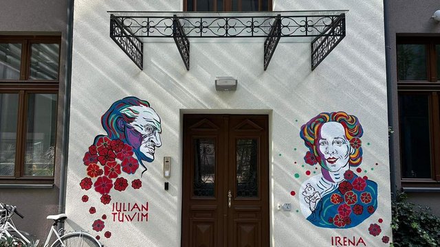 Nowy mural w podwórku Biblioteki Miejskiej w Łodzi. Z okazji 129. urodzin Juliana Tuwima [ZDJĘCIA]