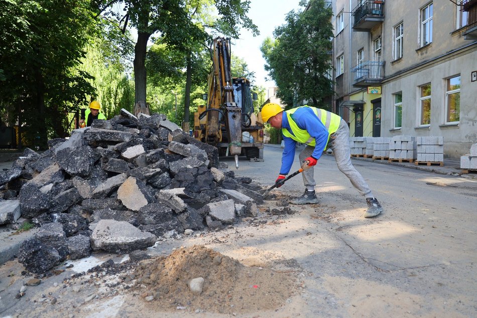 Remont ulicy Lipowej - robotnicy i maszyny na placu budowy