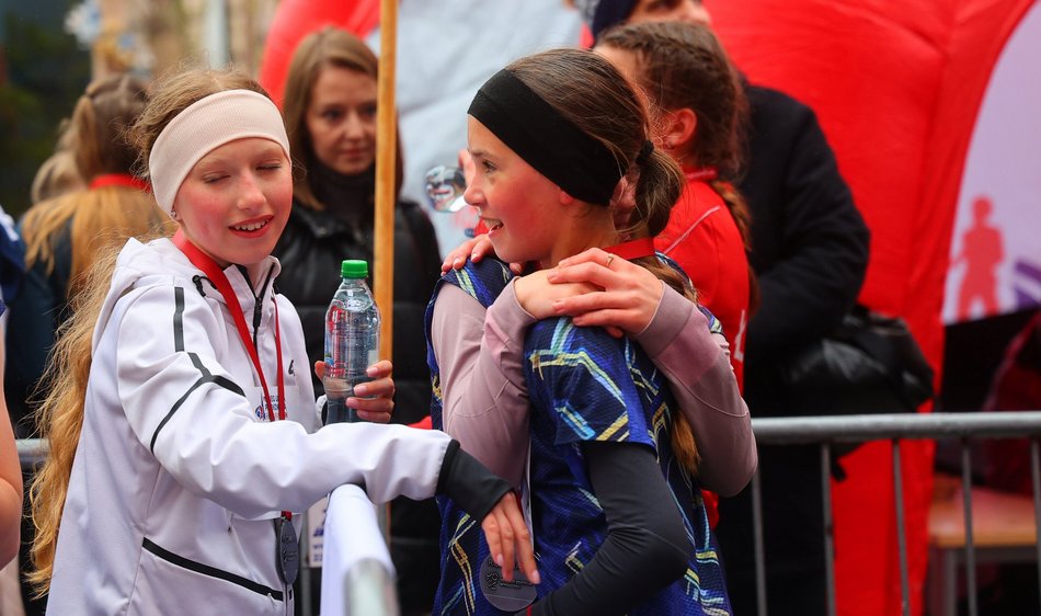 Mini Bieg Ulicą Piotrkowską w Łodzi w deszczu. To nie zepsuło jednak imprezy