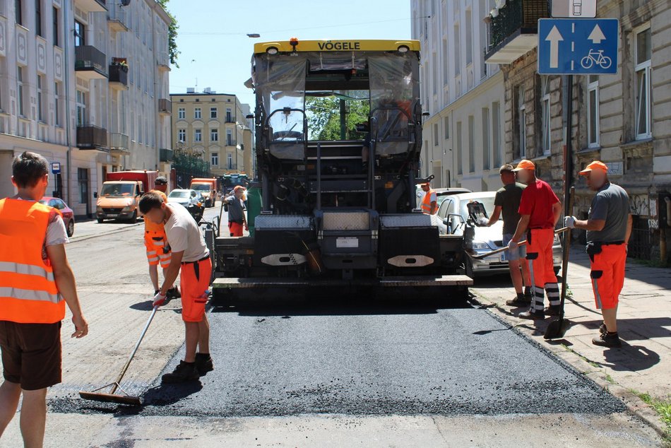 Łódź. Szybkie remonty dróg w Łodzi. Na których pięciu ulicach pojawił się nowy asfalt?