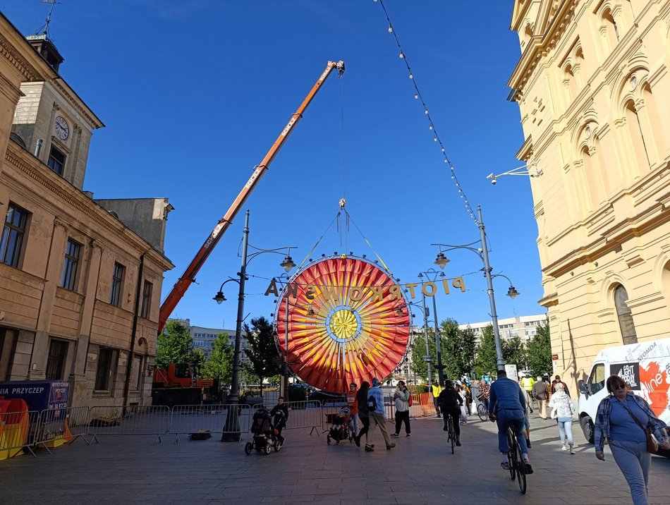 Łódź. Gigantyczne słońce na placu Wolności. Light Move Festival 2025 Łódź coraz bliżej!