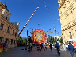 Łódź. Gigantyczne słońce na placu Wolności. Light Move Festival 2025 Łódź coraz bliżej!