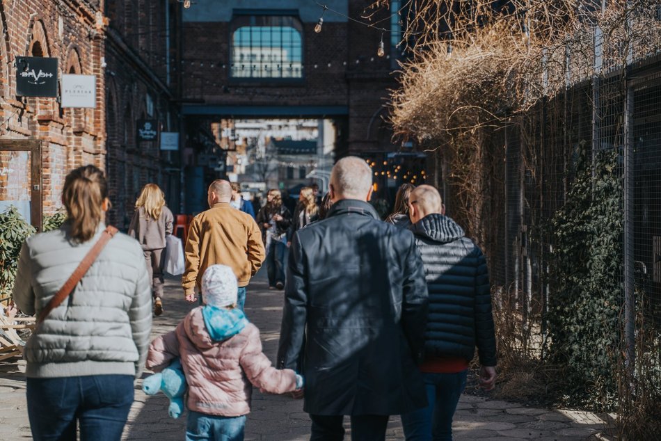 Łódź. Łódź nie tęskni za zimą! Tłumy Łodzian spacerowały po Piotrkowskiej i Parku Staromiejskim