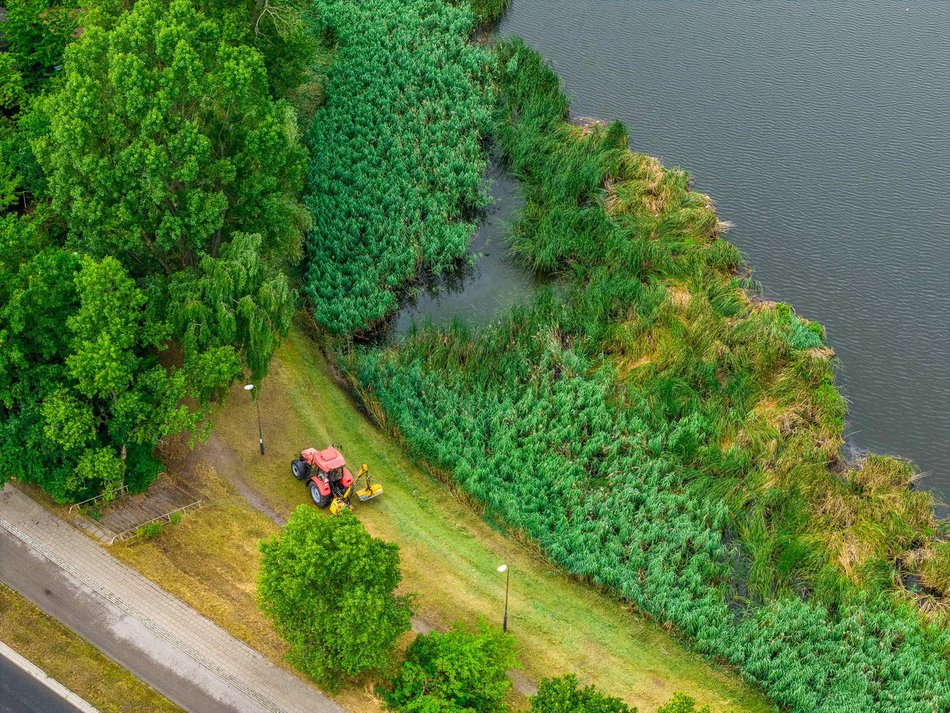 Łódź. Staw przy Przędzalnianej w Łodzi w trakcie czyszczenia. Tam będzie jeszcze piękniej!