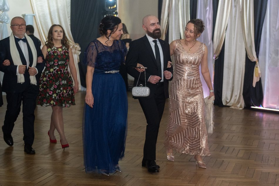 Łódź. Studniówka XXVI LO w Łodzi. Ależ oni zatańczyli... i jak pięknie wyglądali!