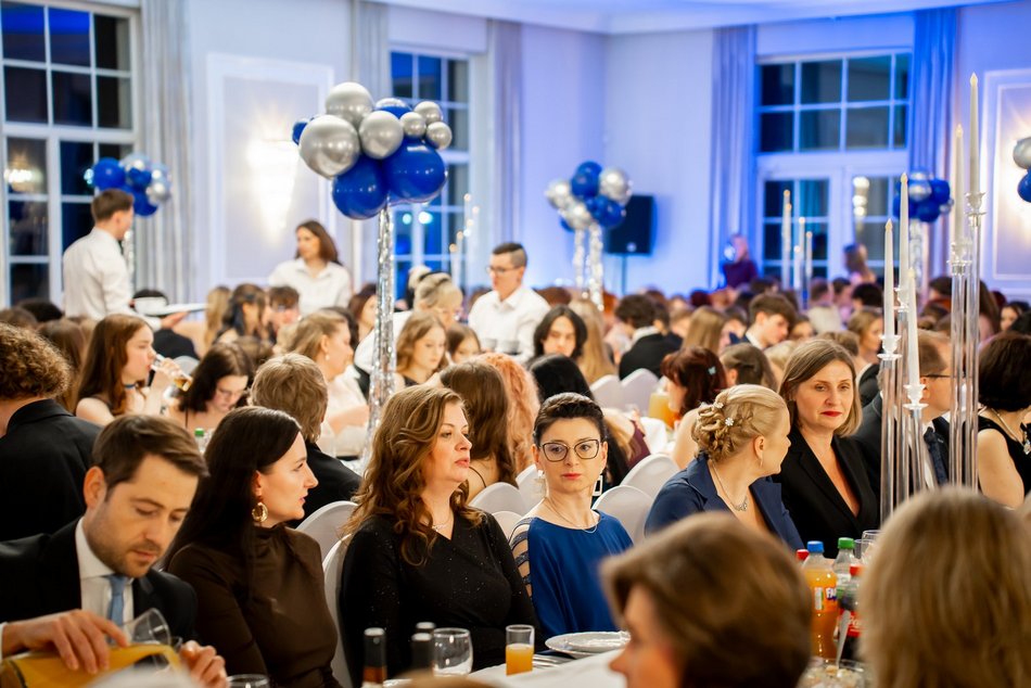 Łódź. Studniówka IV LO w Łodzi. Kreacje, które zapierały dech i radość na twarzach młodzieży