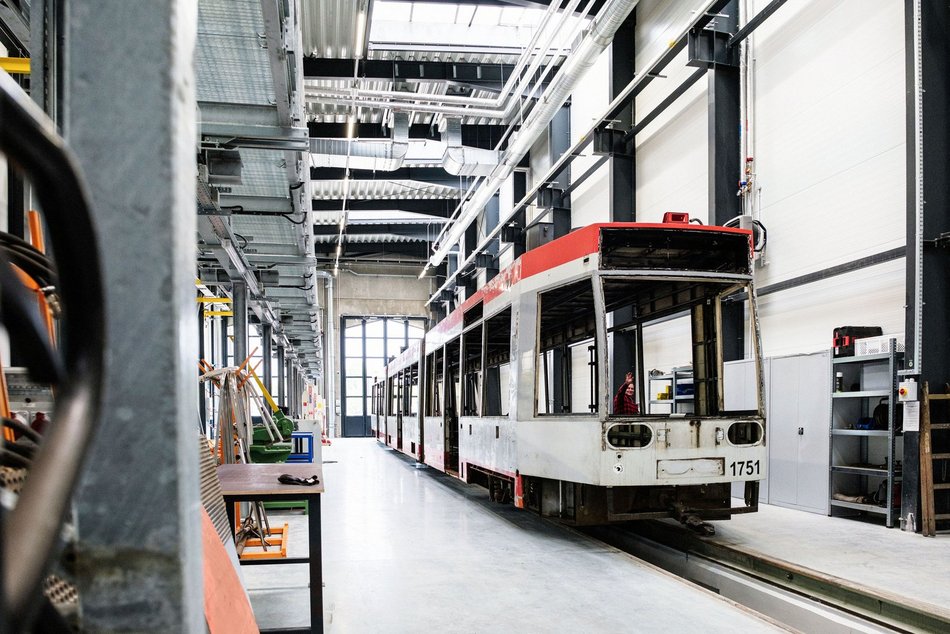 Zakład Techniki MPK Łódź na Helenówku od kulis
