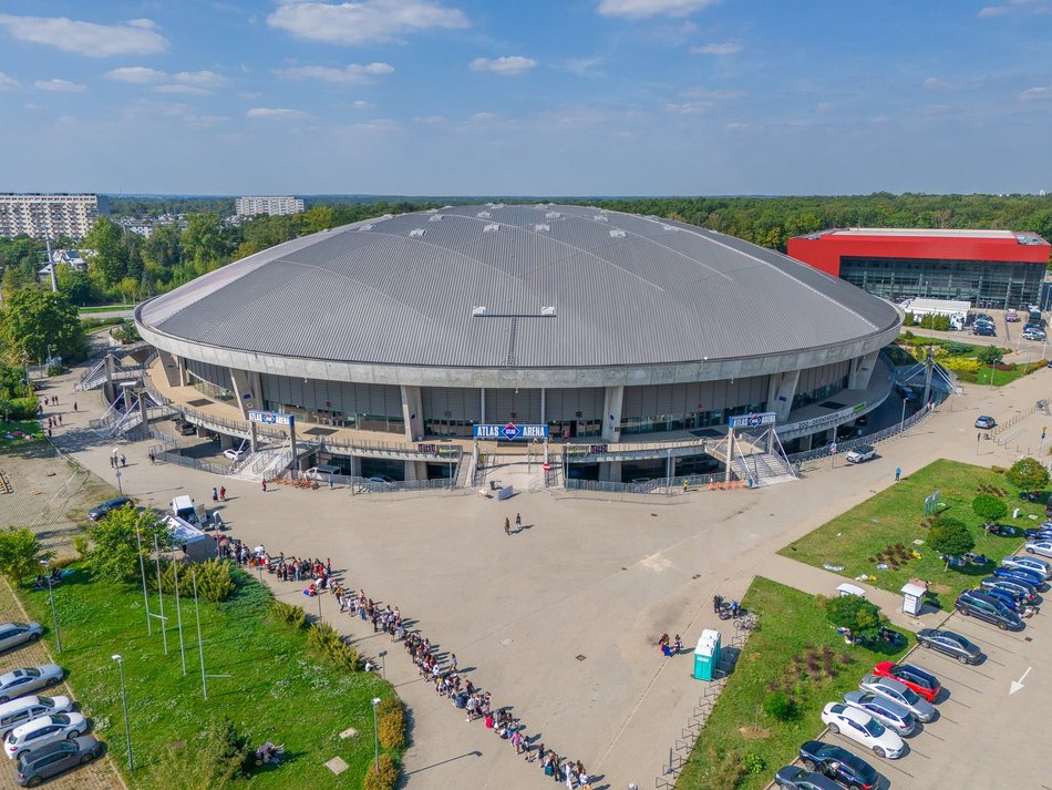Tłumy fanek Louisa Tomlinsona przed Atlas Areną