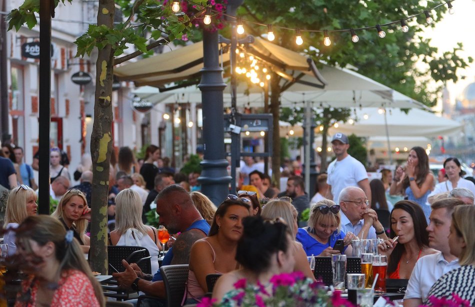 Tłumy na ulicy Piotrkowskiej w Łodzi