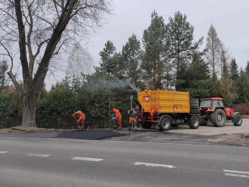 Drogowcy łatali ubytki na kolejnych ulicach