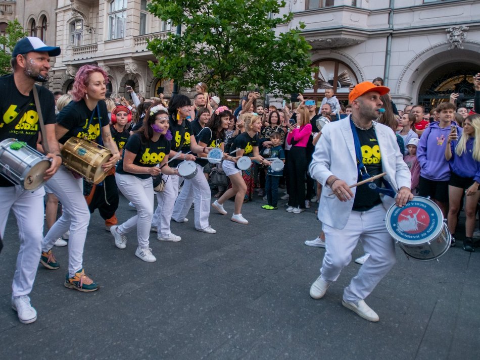 ludzie tańczący sambę na ulicy