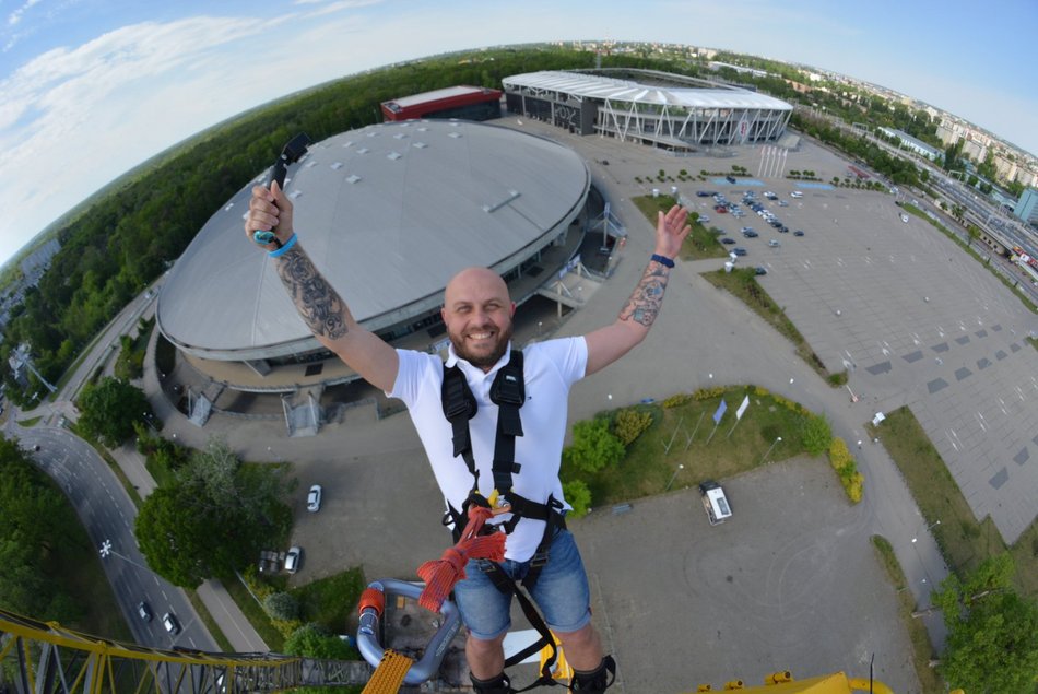 Skoki na bungee przy Atlas Arenie w Łodzi