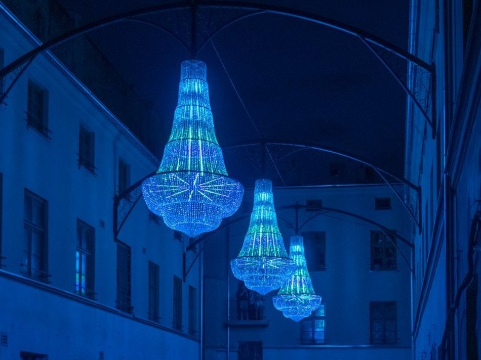 Żyrandole w podwórku przy ul. Piotrkowskiej 118