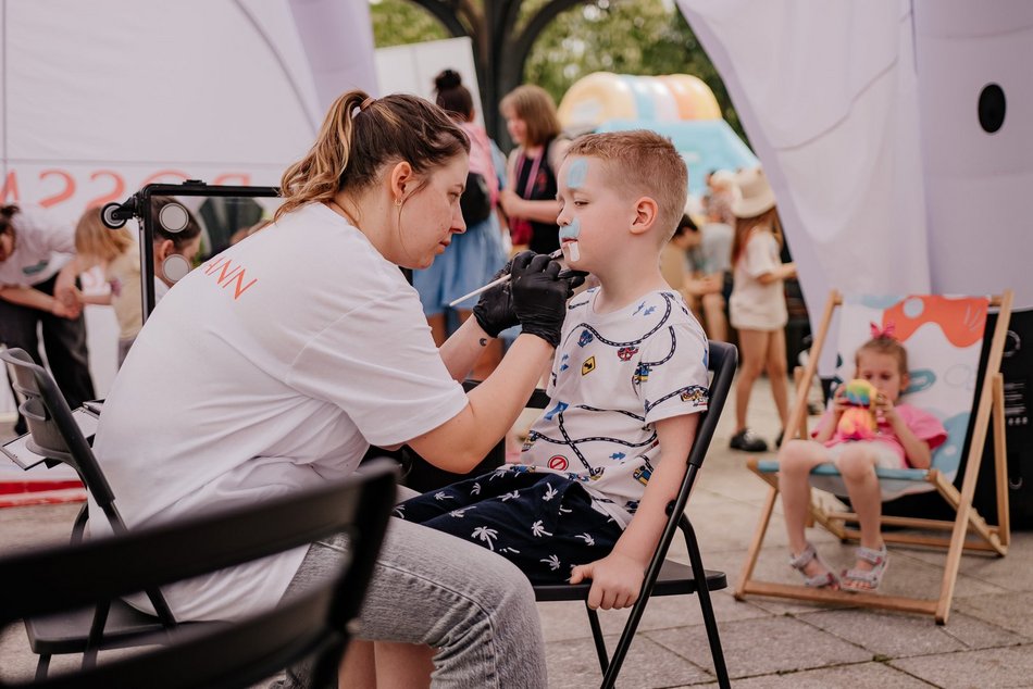 Łódź. Miejski Dzień Dziecka 2025 w Łodzi. Majka Jeżowska, dmuchańce i pokazy [ZDJĘCIA]