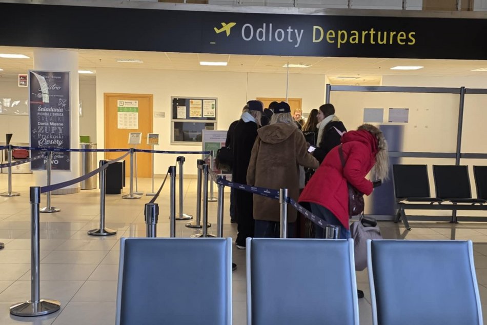 Ewakuacja na lotnisku w Łodzi! Tajemniczy pakunek zostawiony w hali głównej terminala