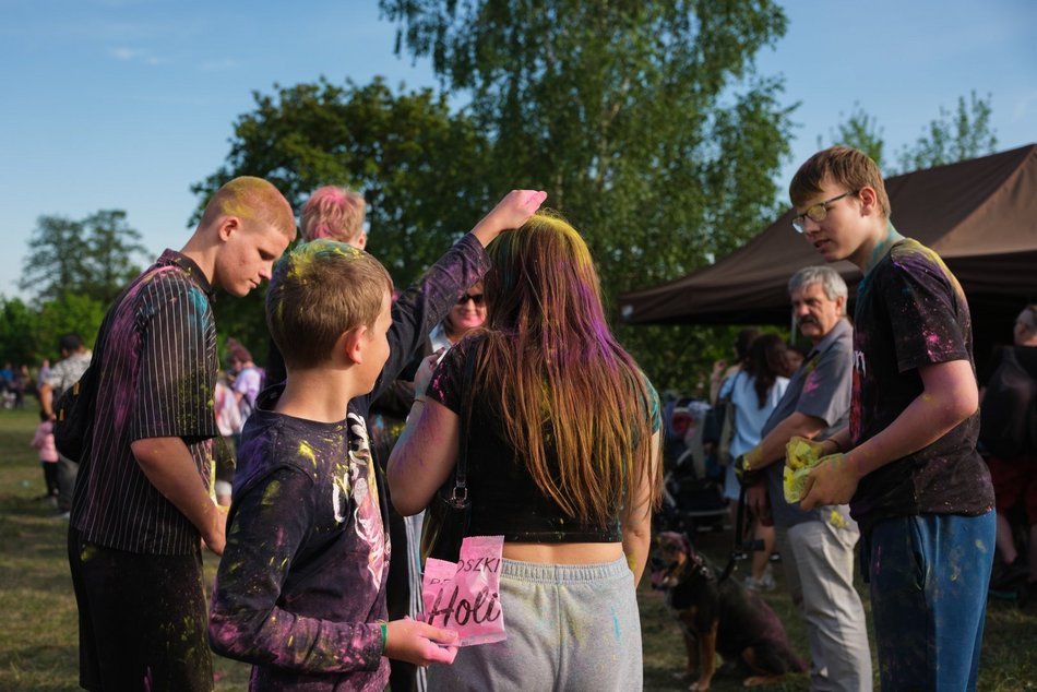Łódź. Festiwal kolorów na Stawach Jana w Łodzi. Tłumy wzięły udział w bitwie na kolorowy proszek!