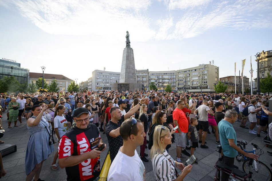 Łódź. Parada Wolności 2025 w Łodzi rozpoczęta. Wielkie tłumy już na samym początku imprezy!
