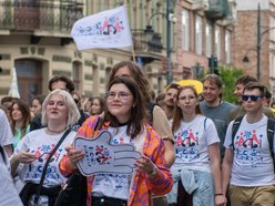 Łódź. Juwenalia 2025 w Łodzi. Kolorowy pochód studentów przeszedł Piotrkowską!